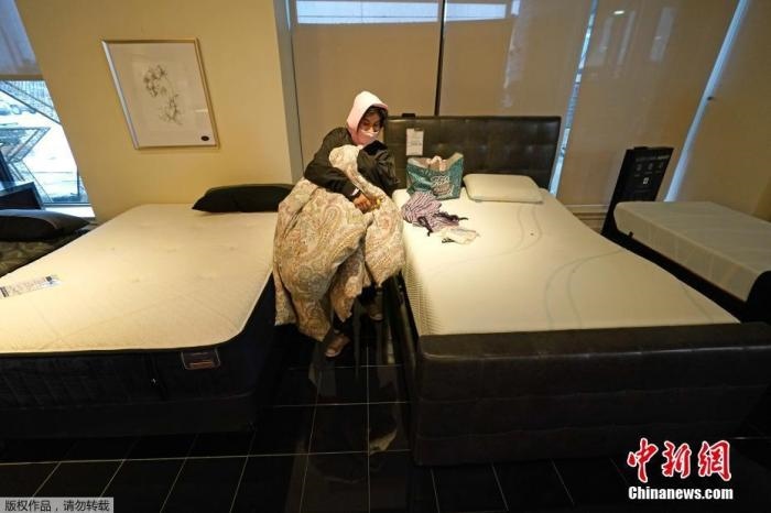 當(dāng)?shù)貢r間2月17日，美國得州的一家畫廊兼家具店內(nèi)，大批民眾來此避寒取暖，其中不乏一些人帶著被子來過夜。美國近日遭遇極寒天氣侵襲，多地氣溫創(chuàng)近年新低，其中得州災(zāi)情最嚴(yán)重，暴風(fēng)雪導(dǎo)致電網(wǎng)在酷寒中癱瘓，約400萬居民家中長時間停電。美國國家氣象局表示，得州休斯敦等地的氣溫甚至比靠近北極圈的阿拉斯加還要低。