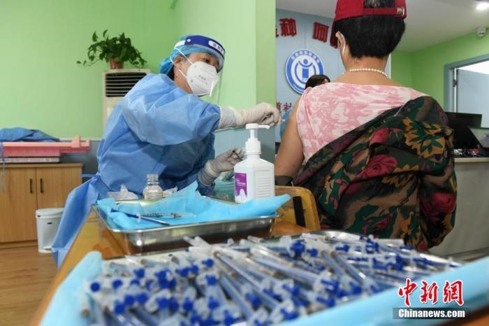 資料圖：市民來到醫(yī)院接種新冠疫苗。 楊華峰 攝