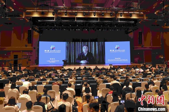 中國工程院院士、“人民英雄”國家榮譽(yù)稱號獲得者張伯禮通過視頻發(fā)表主旨演講?！∈⒓样i 攝