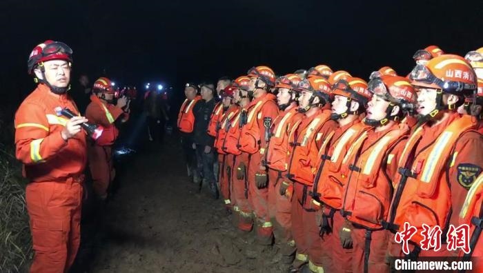 平遙縣消防救援大隊(duì)大隊(duì)長龔宇作總攻發(fā)起前的動(dòng)員?！￠Z旭輝 攝