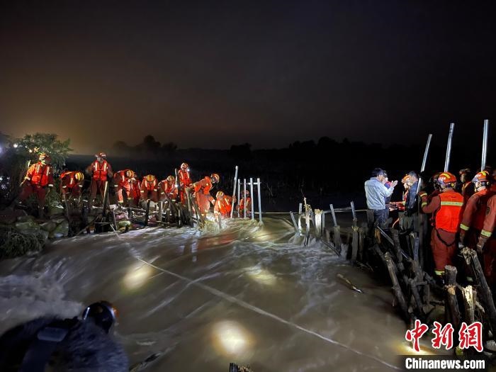 消防員分成左右兩路，同時(shí)發(fā)起決口封堵總攻?！￠Z旭輝 攝