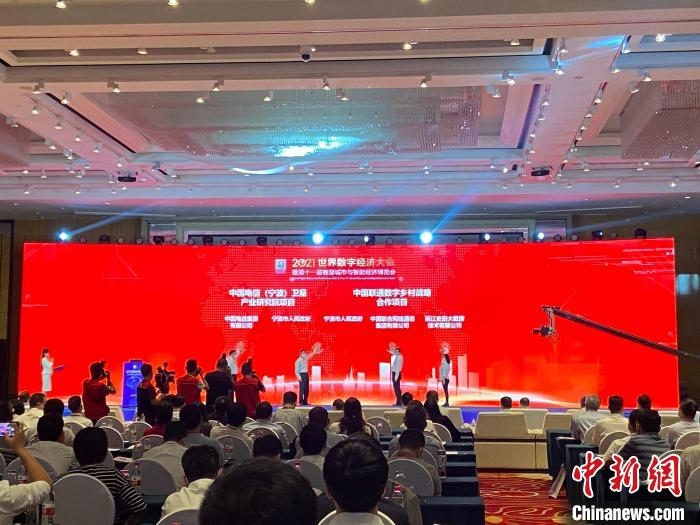 簽約現(xiàn)場?！×植?攝