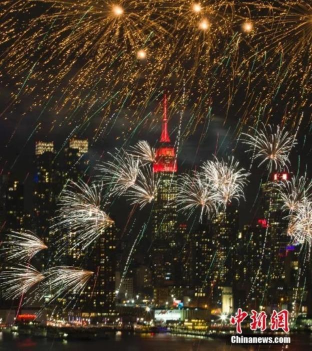 　　2018年，中國駐紐約總領(lǐng)事館前的哈德遜河上空燃放起焰火，慶祝中國狗年春節(jié)。