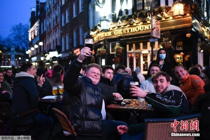 當(dāng)?shù)貢r(shí)間2021年4月12日，英國進(jìn)入放松疫情封鎖措施的第二階段。商鋪、理發(fā)店、健身房等被允許重新開張，酒吧和餐館也可以在室外營業(yè)。據(jù)悉，酒吧解封的第一晚，倫敦大批民眾在市中心喝酒跳舞，場面宛如狂歡節(jié)。