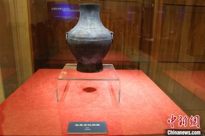 二級文物戰(zhàn)國時(shí)期漆蓋云紋銅壺?！≮w曉 攝