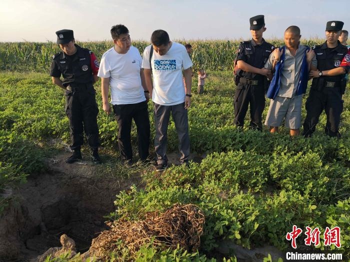 資料圖：犯罪嫌疑人辨認(rèn)作案現(xiàn)場?！〖蜗榭h公安局供圖