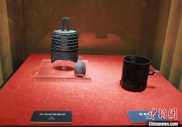 二級文物西漢鳳鳥紋銅編鐘、漆蓋銅卮?！≮w曉 攝