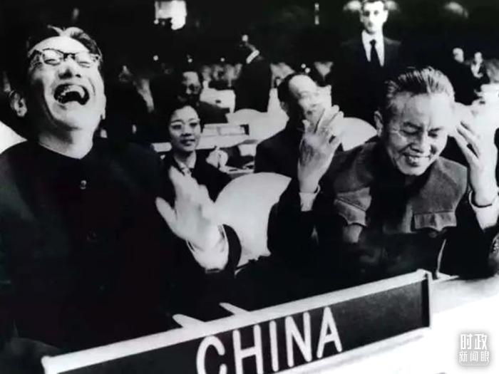△1971年11月15日，以外交部副部長(zhǎng)喬冠華(左一)為團(tuán)長(zhǎng)、黃華(右一)為副團(tuán)長(zhǎng)的中國(guó)代表團(tuán)，首次出現(xiàn)在聯(lián)合國(guó)大會(huì)上。(資料圖)