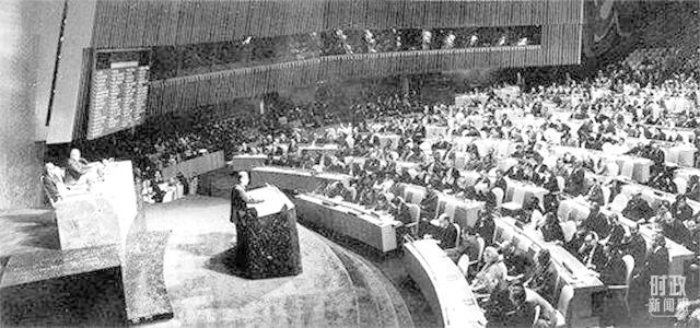 △1971年10月25日，第26屆聯(lián)合國(guó)大會(huì)現(xiàn)場(chǎng)。(資料圖)