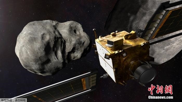 當(dāng)?shù)貢r(shí)間11月4日，法新社公布了兩張來(lái)自美國(guó)宇航局的太空效果圖，畫面顯示一艘宇宙飛船從小行星后面進(jìn)行撞擊。據(jù)悉，美國(guó)宇航局計(jì)劃讓一艘以每小時(shí)24000公里的速度飛行的宇宙飛船撞上一顆小行星以進(jìn)行“行星防御”測(cè)試，雖然地球尚且沒(méi)有面臨如此緊迫的危險(xiǎn)。