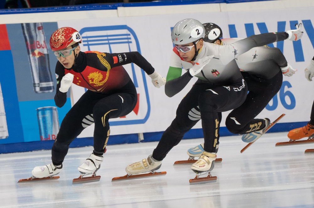 11月20日，中國選手武大靖(左)和匈牙利選手劉少林在比賽中。劉少林奪得冠軍，武大靖獲得第四名。新華社發(fā)(弗爾季·奧蒂洛 攝)