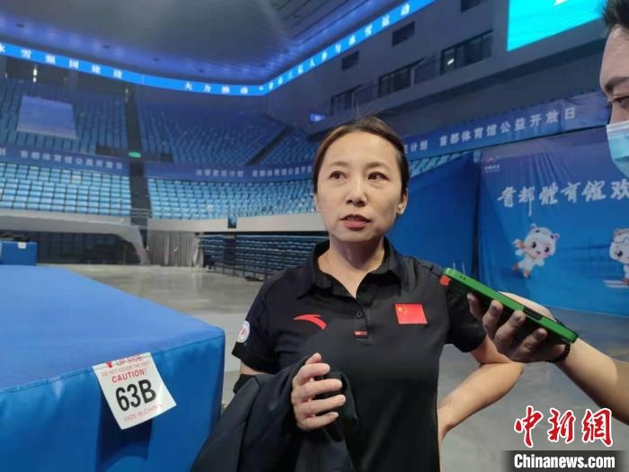 中國滑冰協(xié)會主席、前中國短道速滑隊主教練李琰表示，”冰雪惠民計劃“能推動更多人上冰 郝凌宇 攝