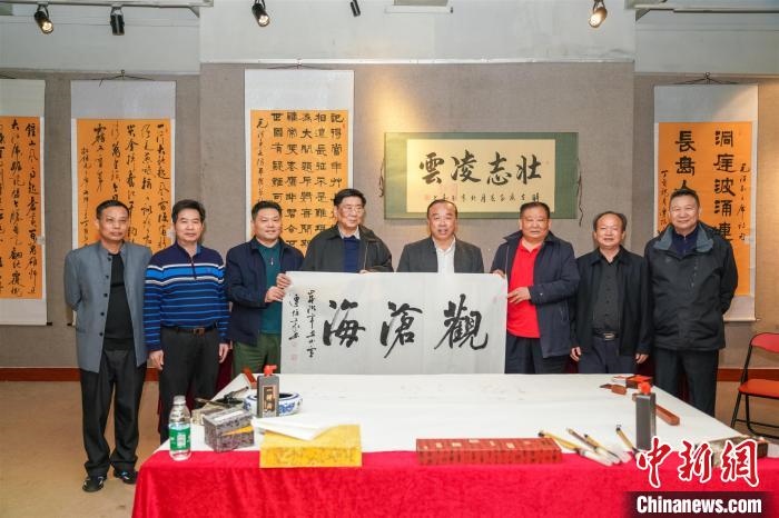 圖為百名將軍書畫展活動現(xiàn)場?！∷涡憬?攝 攝