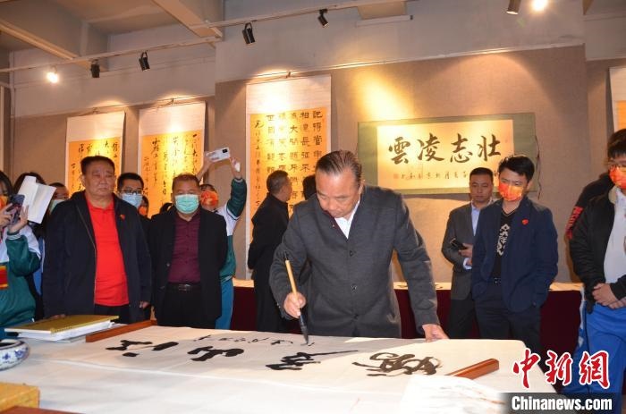 圖為“鐵軍老戰(zhàn)士”、著名書法家、解放軍報原副總編輯連俊義少將現(xiàn)場揮毫?！☆佇玛?攝 攝