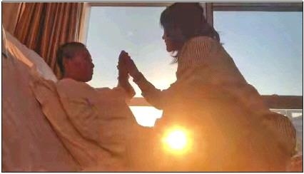 每天早上媽媽醒來后，母女倆都會迎著晨曦握手、擊掌。　視頻截圖