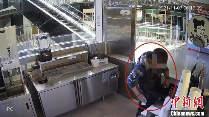 嫌疑人實(shí)施犯罪行為的監(jiān)控視頻?！↑S浦公安供圖