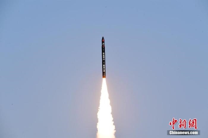 北京時(shí)間2021年12月7日12時(shí)12分，谷神星一號(hào)遙二運(yùn)載火箭在中國酒泉衛(wèi)星發(fā)射中心成功發(fā)射升空，將搭載的天津大學(xué)一號(hào)、麗澤一號(hào)、寶醞號(hào)、金紫荊五號(hào)、金紫荊一號(hào)03星等5顆小衛(wèi)星順利送入預(yù)定軌道，發(fā)射任務(wù)獲得圓滿成功。汪江波 攝