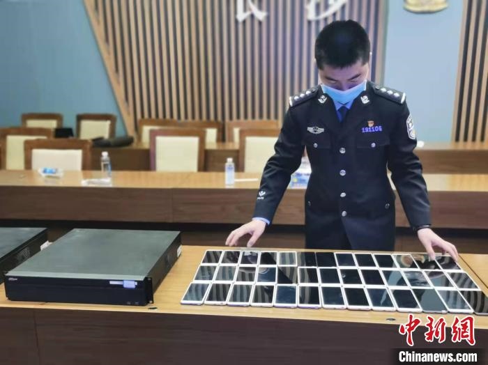 民警展示作案工具?！￠L(zhǎng)沙市公安局供圖