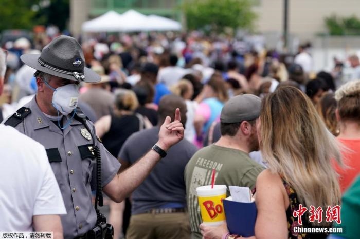 當(dāng)?shù)貢r(shí)間6月17日，美國(guó)肯塔基州國(guó)會(huì)大樓外，上千名在疫情期間失業(yè)的美國(guó)民眾在此排隊(duì)等候進(jìn)入大樓。據(jù)悉肯塔基州在疫情期間開(kāi)設(shè)了臨時(shí)失業(yè)辦公室。