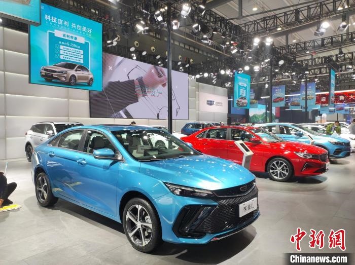 長沙國際車展上展出的汽車?！√菩∏?攝