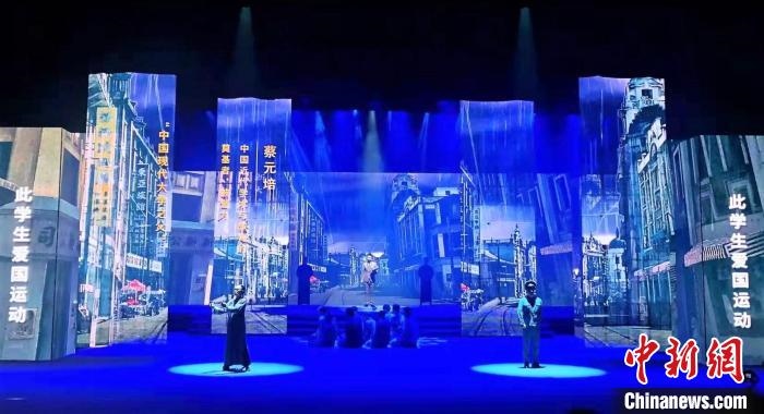 圖為“百年風(fēng)華”大型音樂(lè)史詩(shī)劇現(xiàn)場(chǎng)?！⒑ｌ` 攝