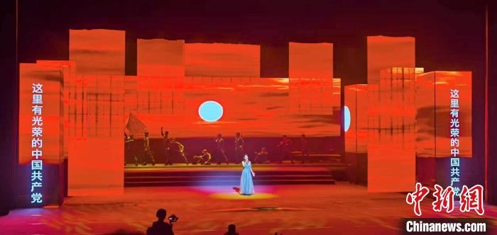 圖為“百年風(fēng)華”大型音樂(lè)史詩(shī)劇現(xiàn)場(chǎng)?！⒑ｌ` 攝