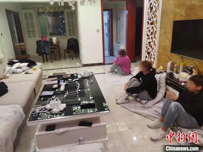 資料圖為果洛藏族自治州公安民警抓獲的犯罪嫌疑人?！‖斍呖h公安局供圖