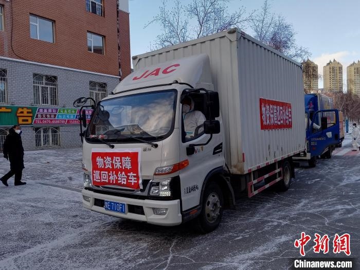圖為滿洲里物資保障巡回補給車隊配貨現(xiàn)場?！∏靥饌?攝