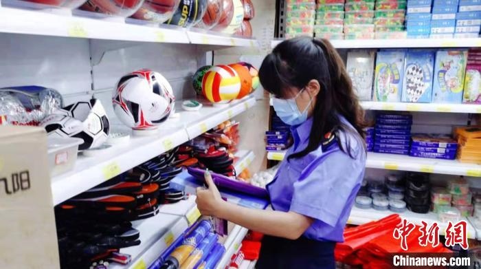 圖為秦皇島市海港區(qū)市場監(jiān)督管理局工作人員正在檢查涉冬奧標(biāo)志商品?！∏鼗蕧u市海港區(qū)市場監(jiān)督管理局供圖