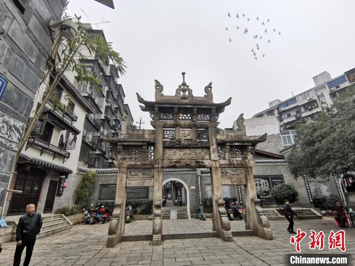 “道冠古今”牌坊?！×荷?攝