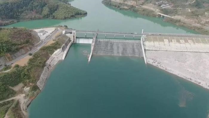 　　圖1 2021年12月7日，督察組使用無(wú)人機(jī)拍攝，保護(hù)區(qū)實(shí)驗(yàn)區(qū)內(nèi)的八吝大壩已建成，且未設(shè)置過(guò)魚(yú)設(shè)施