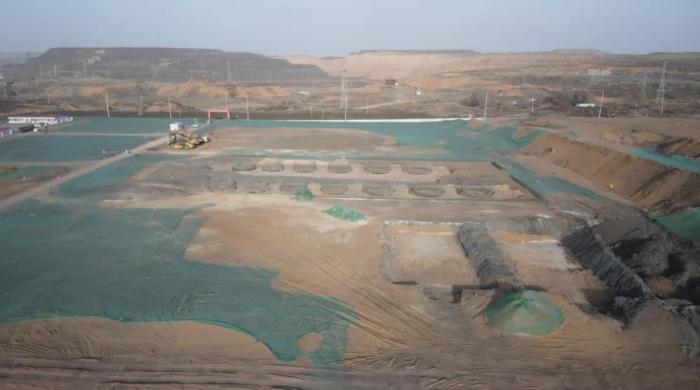 2021年12月11日，督察組使用無人機(jī)拍攝，神木市蘭炭產(chǎn)業(yè)特色園區(qū)檸條塔片區(qū)廢水集中處理設(shè)施僅完成部分基礎(chǔ)建設(shè)