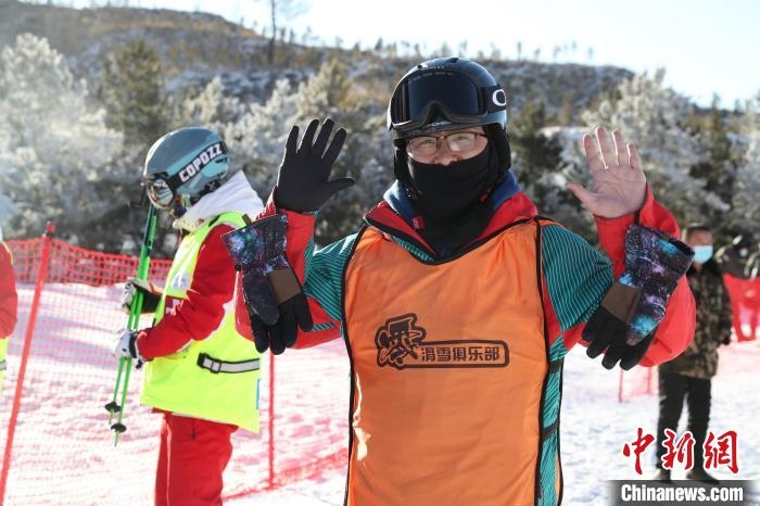 圖為滑雪場(chǎng)現(xiàn)場(chǎng)。　許婷 攝