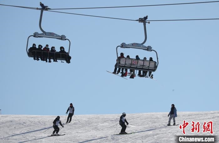 圖為滑雪場(chǎng)現(xiàn)場(chǎng)?！≡S婷 攝