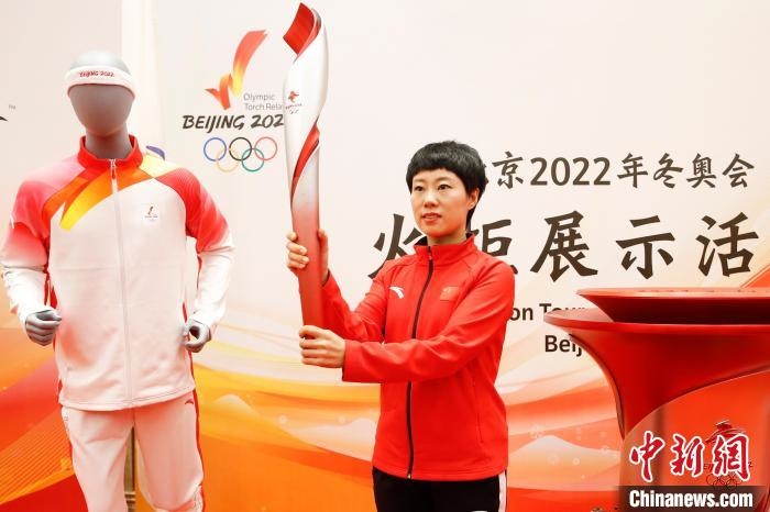 溫哥華冬奧會冠軍張會展示北京2022年冬奧會火炬?！〗x 攝