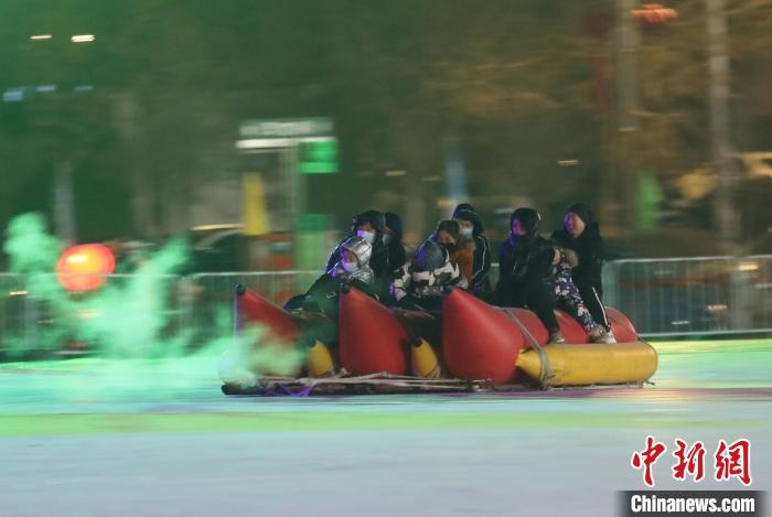 民眾沉醉在冰上香蕉船的快樂(lè)中?！∮诤Ｑ?攝