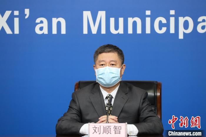 圖為西安市衛(wèi)生健康委主任劉順智6日在新聞發(fā)布會(huì)上?！∥靼彩姓﹫D