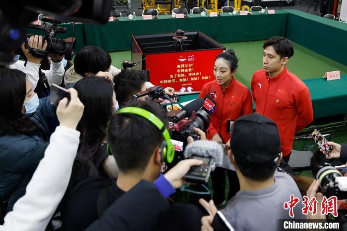 1月5日晚，全力沖刺北京冬奧學(xué)習(xí)座談會在北京舉行。座談會后，中國花樣滑冰雙人滑組合隋文靜、韓聰接受記者采訪。 <a target='_blank' href='/'>中新社</a>記者 富田 攝