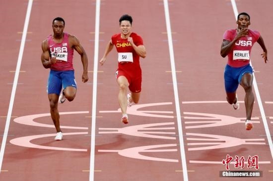 資料圖：北京時間8月1日晚，在東京奧運會男子百米決賽中，中國選手蘇炳添以9.98秒的成績獲得第六名，作為首位闖進奧運男子百米決賽的中國人，他再次創(chuàng)造了歷史。圖為蘇炳添在比賽中。<a target='_blank' href='/'>中新社</a>記者 富田 攝