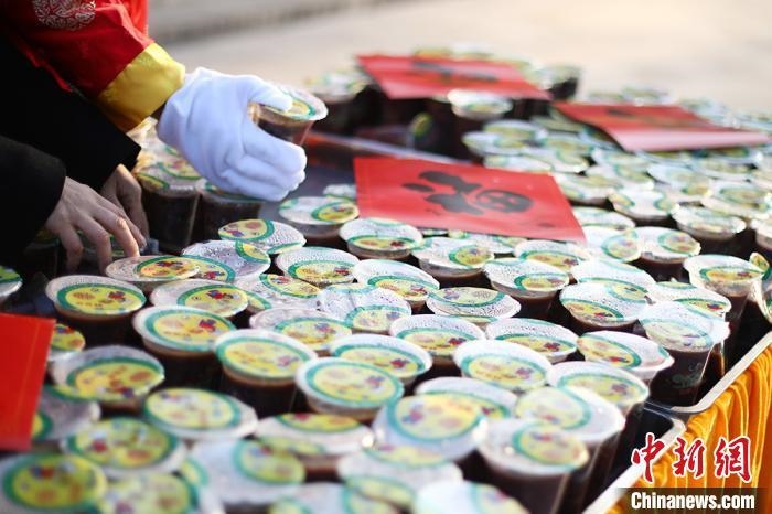 資料圖：工作人員將定制的臘八粥擺放整齊?！°蟛?攝