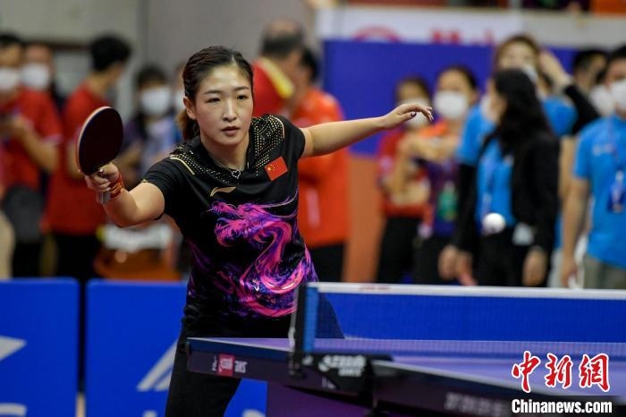 劉詩雯在2021年全國乒乓球“業(yè)余球王”總決賽中與選手互動交流球技?！●樤骑w 攝