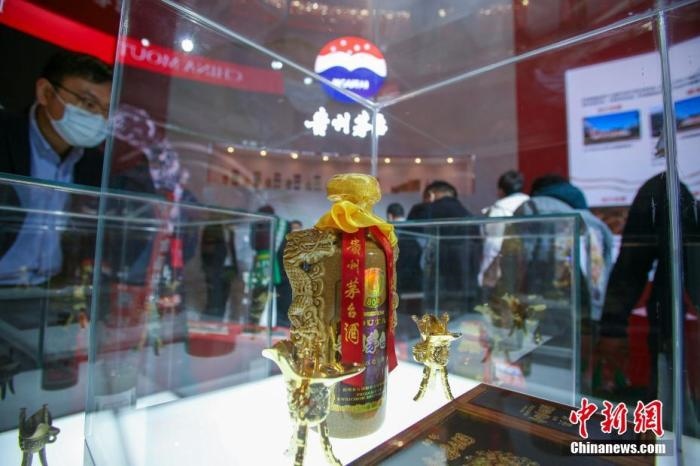 10月19日，天津，參觀者在中國(guó)茅臺(tái)展位參觀展示的白酒。當(dāng)天，第105屆全國(guó)糖酒商品交易會(huì)在國(guó)家會(huì)展中心(天津)啟幕。本屆糖酒會(huì)展覽總面積20萬(wàn)平方米，吸引了來(lái)自40多個(gè)國(guó)家和地區(qū)的3504家參展商參展，共設(shè)置了傳統(tǒng)酒類、葡萄酒及國(guó)際烈酒、食品及飲料、調(diào)味品及配料、食品機(jī)械及包裝等展區(qū)。 <a target='_blank' href='/'>中新社</a>記者 佟郁 攝