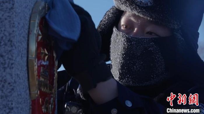 圖為恩和哈達(dá)邊境派出所的9名民警踏雪巡邊?！⒕S明 攝