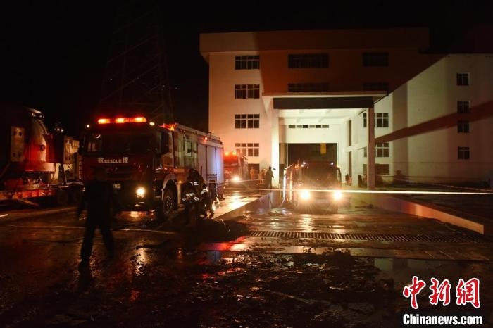 丹巴關(guān)州電站外多臺消防車輛正在開展排水作業(yè)。　周勇 攝