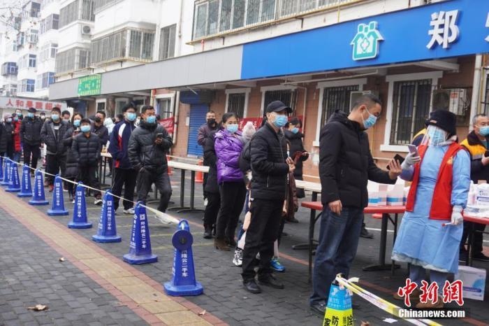 資料圖：1月7日，河南鄭州，市民有序排隊進行核酸檢測。<a target='_blank' href='/'>中新社</a>記者 劉鵬 攝