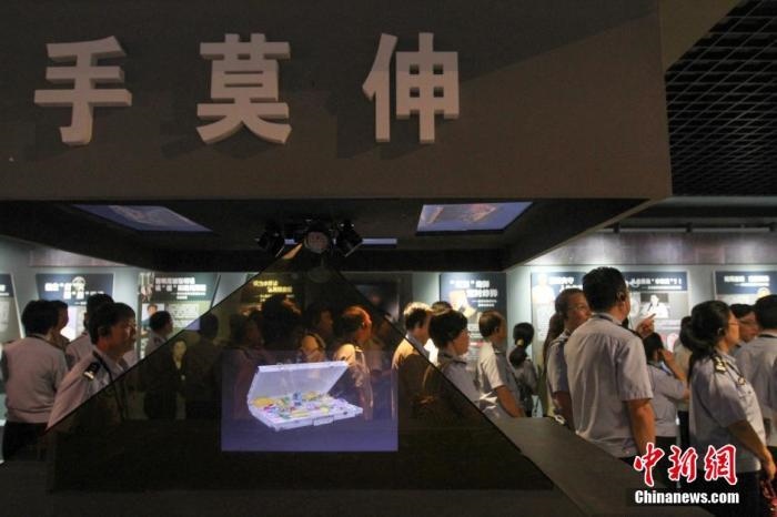 資料圖：2015年10月，海南省公安廳組織黨員干部前往反腐倡廉警示教育基地參觀受教。洪堅鵬 攝