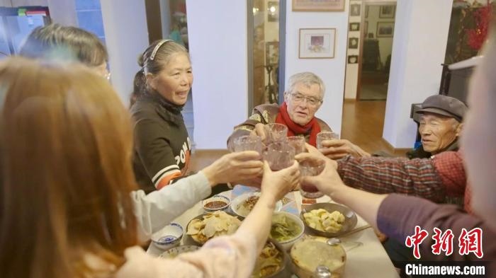 圖為賀歲紀(jì)錄片《“洋女婿”的中國(guó)年》劇照?！『h(yuǎn)航 攝