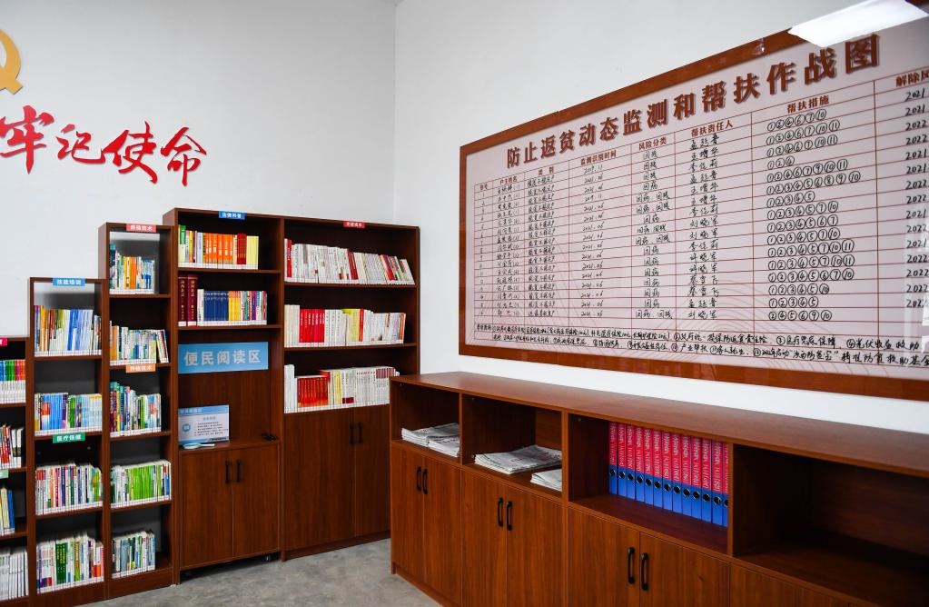 1月27日拍攝的臨汾市汾西縣段村村委會(huì)便民服務(wù)中心內(nèi)的防止返貧動(dòng)態(tài)監(jiān)測(cè)和幫扶作戰(zhàn)圖。新華社記者 柴婷 攝