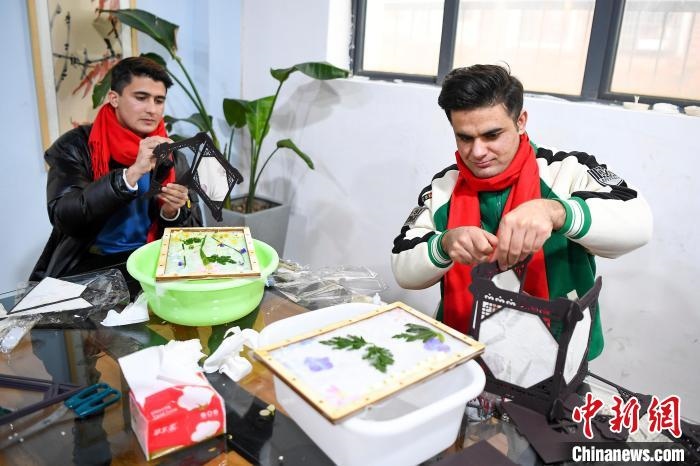 巴基斯坦留學生制作燈籠?！钊A峰 攝