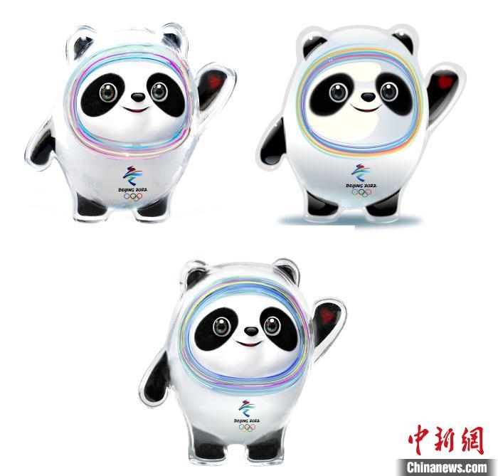 設計團隊將“冰絲帶”的形象引入大熊貓后逐漸成型。上方兩個形象還是外八字腳，下方形象為最終定稿。　劉平云供圖